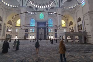 Τουρκία: Θύελλα αντιδράσεων για ζευγάρι από τη Ρωσία – Φιλήθηκαν μέσα σε τζαμί και συνελήφθησαν [βίντεο]