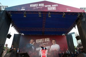 Τουρκία: Δεκάδες χιλιάδες πολίτες στη διαδήλωση υπέρ του CHP στην Αγκυρα