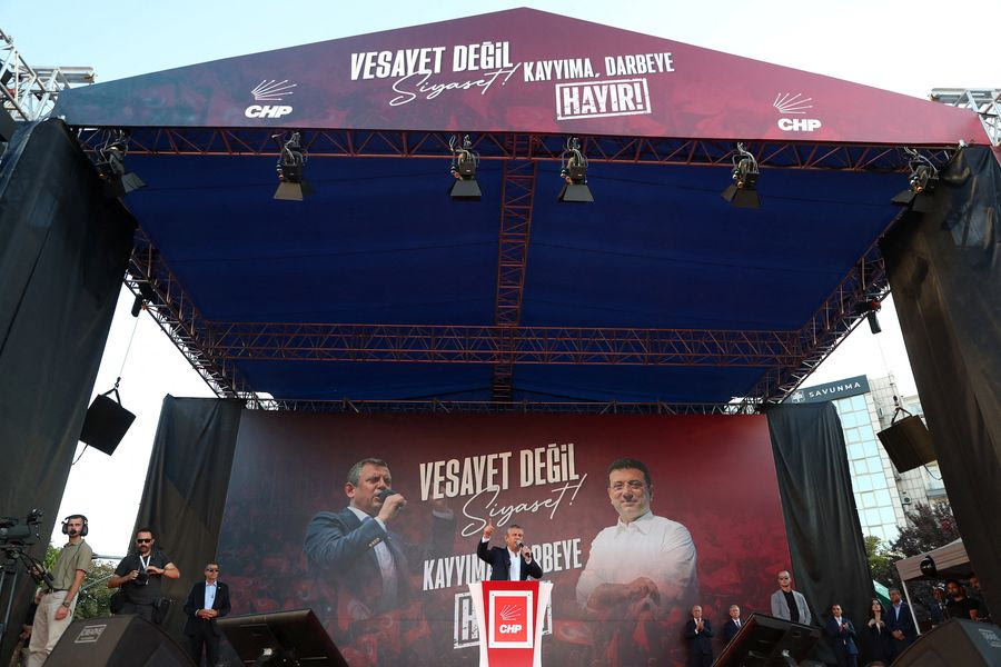 Τουρκία: Δεκάδες χιλιάδες πολίτες στη διαδήλωση υπέρ του CHP στην Αγκυρα