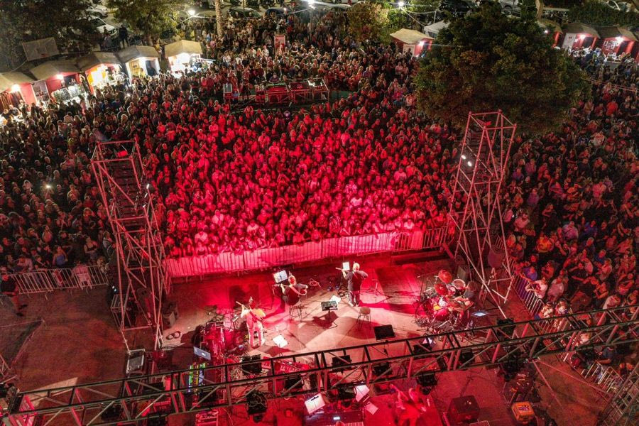 Κοσμοσυρροή στην πλατεία Μιχ. Κατσαμάνη για τη συναυλία των Πυξ Λαξ – φωτογραφίες