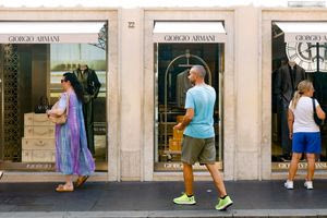 Μιλάνο: Κόσμος συγκεντρώνεται έξω από τα κεντρικά του Αρμάνι για να αποτίσει φόρο τιμής