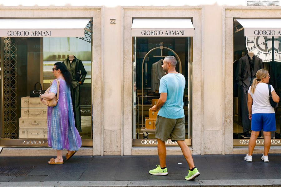 Μιλάνο: Κόσμος συγκεντρώνεται έξω από τα κεντρικά του Αρμάνι για να αποτίσει φόρο τιμής