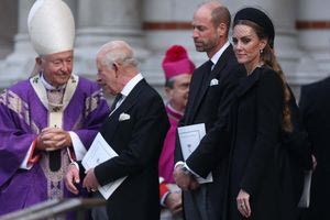 Βρετανία: Βασιλιάς Κάρολος, Κέιτ και Γουίλιαμ στην κηδεία της δούκισσας του Κεντ – Απούσα η Καμίλα λόγω ασθένειας