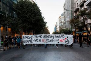 Θεσσαλονίκη: Μεγάλη συμμετοχή στην αντιφασιστική πορεία για τα 12 χρόνια από τη δολοφονία του Παύλου Φύσσα