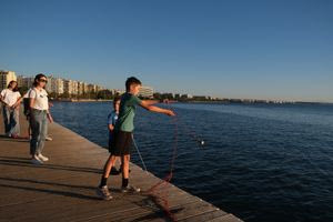 Θεσσαλονίκη: “Μαγνήτισαν” μεταλλικά απορρίμματα από τον βυθό του Θερμαϊκού