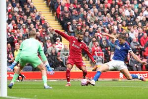 Πήρε το ντέρμπι και συνεχίζει με το απόλυτο στην Αγγλία η Λίβερπουλ