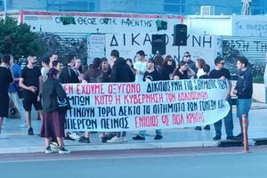 Χανιά: Πλήθος κόσμου στη συγκέντρωση αλληλεγγύης στον Πάνο Ρούτσι