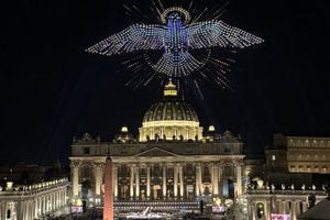 Μαγευτικές εικόνες πάνω από το Βατικανό: 3.000 drones σχημάτισαν έργα του Μιχαήλ Άγγελου – Βίντεο