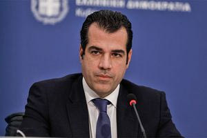 «Αρκετά με τις προκλήσεις άεργων αλληλέγγυων»: Οργή Πλεύρη για ακτιβιστές που ζήτησαν να δουν παιδιά από το ναυάγιο στη Χίο