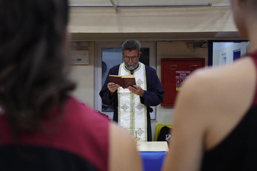 Άφησε τον σταυρό και …έπιασε τη μπάλα ο παπά Γιώργης (vid)