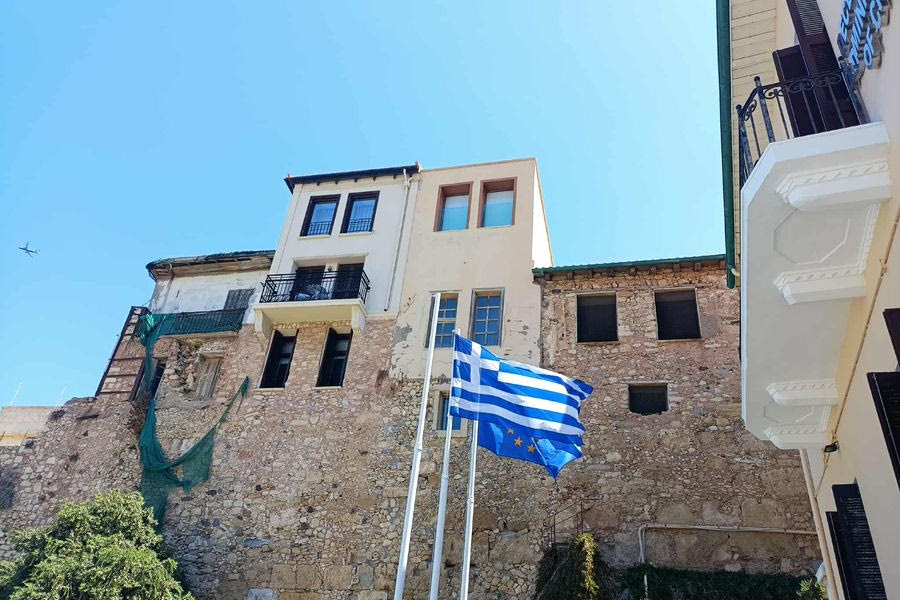 Ηράκλειο: Το δίχτυ που κρέμεται στην παραλιακή τέσσερα χρόνια! (φωτογραφίες)