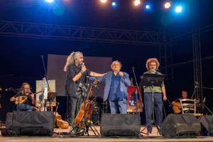 Μία υπέροχη βραδιά στο Κηποθέατρο για το ολοκαύτωμα της Βιάννου (φωτογραφίες – βίντεο)