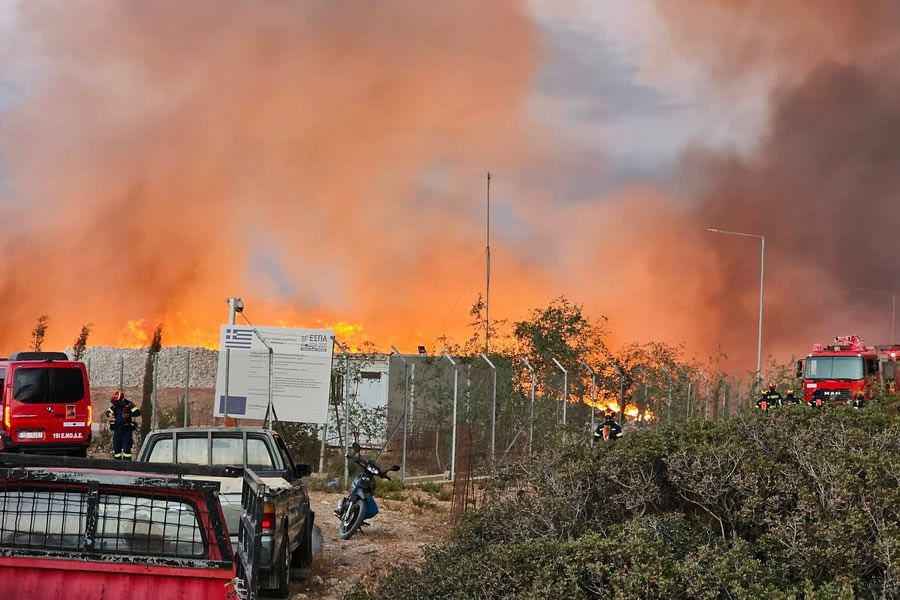 Χανιά: Μαίνεται η μάχη με τις φλόγες στο εργοστάσιο της ΔΕΔΙΣΑ – Προσπαθούν με χωματοκάλυψη να περιορίσουν τη φωτιά