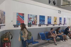 Γέμισε χρώμα η αίθουσα αφίξεων του αεροδρομίου Ηρακλείου