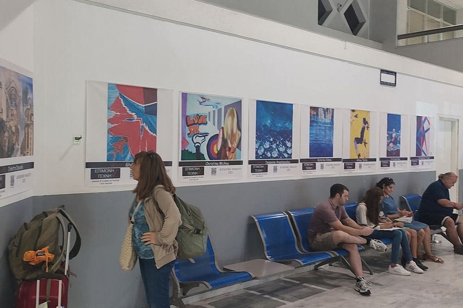 Γέμισε χρώμα η αίθουσα αφίξεων του αεροδρομίου Ηρακλείου