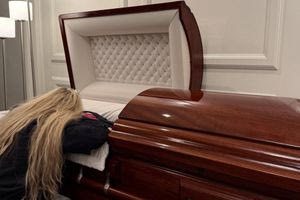 Τσάρλι Κερκ: Η στιγμή που η σύζυγός του καταρρέει πάνω στο φέρετρο – Βίντεο