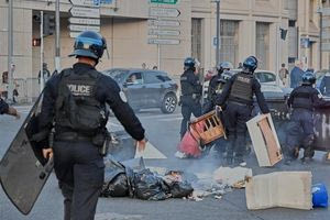 Το ασταθές Παρίσι και η…σταθερότητα του Κυριάκου! Καλώς ήρθε το δολάριο και οι…πετρελαιάδες! Γίνεται του… Αλέξη στο ΣΥΡΙΖΑ!