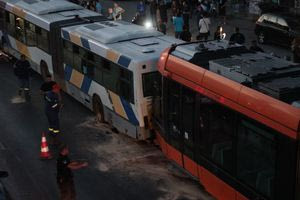 Πειραιάς: 24 τραυματίες από τη σύγκρουση τραμ με λεωφόρειο – Η ανακοίνωση του ΕΚΑΒ
