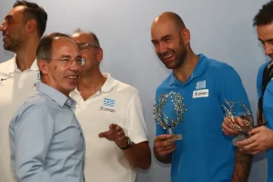 Υποδοχή ηρώων για τη χάλκινη Εθνική Ομάδα Μπάσκετ στο αεροδρόμιο