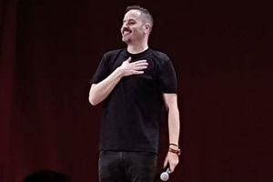 Ο παπάς που… έκλεψε την παράσταση του Αλέξανδρου Τσουβέλα στη Στυλίδα