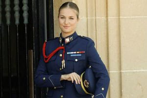 Από το ναυτικό στην αεροπορία – Η πριγκίπισσα Λεονόρ εκπαιδεύεται στο πιλοτήριο μαχητικού