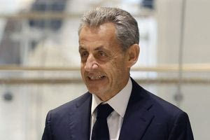 Ο Νικολά Σαρκοζί πήρε άδεια και πήγε στη Γουαδελούπη για διακοπές με την Κάρλα Μπρούνι