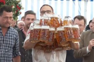 Γερμανία: Σερβιτόρος πήγε να σπάσει νέο ρεκόρ μεταφοράς μπύρας και τα έκανε… μούσκεμα