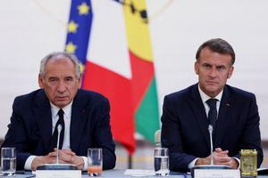 Ανάλυση Sky News: Πώς ο Γάλλος πρωθυπουργός έπαιξε κι έχασε – Τι μπορεί να κάνει τώρα ο Μακρόν