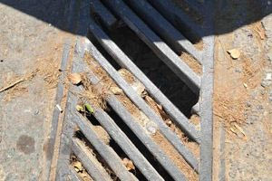 Φρεάτιο-παγίδα στη Λ. Δημοκρατίας στέλνει τον κόσμο στο νοσοκομείο!