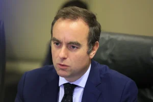 Politico: Γιατί ο Μακρόν ποντάρει στον Λεκoρνί για να σώσει τη Γαλλία