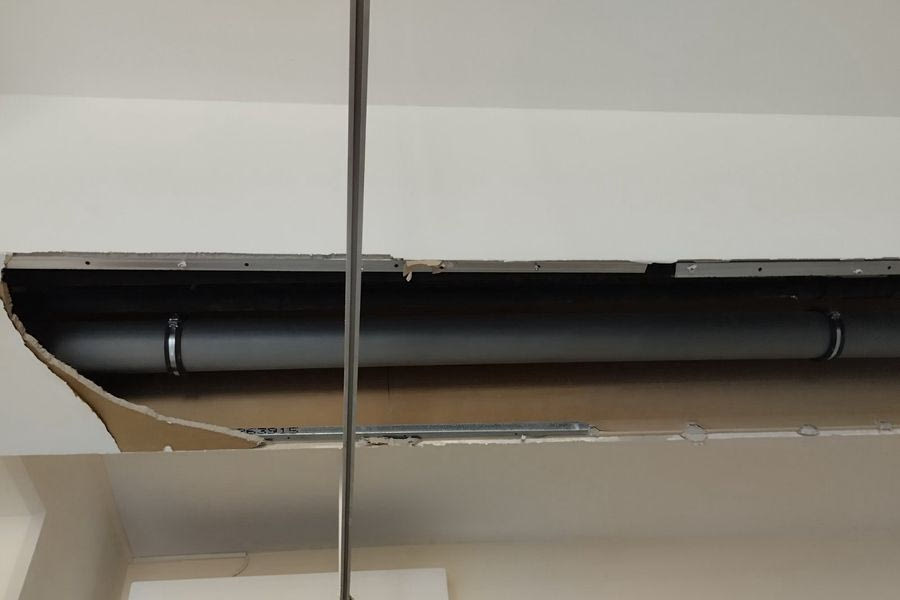 ΠΑΓΝΗ: Κομμάτι της οροφής έπεσε πάνω σε ασθενή! (βίντεο)
