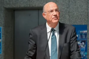 Απ’ τη μια ντροπή στην άλλη