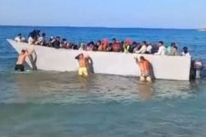 Γαύδος: «Η βάρκα κόλλησε στην άμμο» – Τι λέει ο λουόμενος που τράβηξε το βίντεο με τους μετανάστες