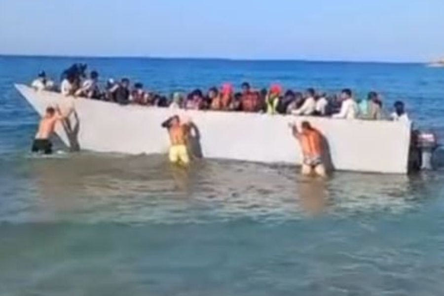 Γαύδος: «Η βάρκα κόλλησε στην άμμο» – Τι λέει ο λουόμενος που τράβηξε το βίντεο με τους μετανάστες