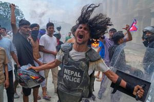 Ανεξέλεγκτη βία στο Νεπάλ: Έκαψαν ζωντανή τη σύζυγο του πρώην πρωθυπουργού