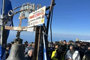 Ψηλορείτης: Χιλιάδες περιπατητές ανέβηκαν στο εκκλησάκι του Τιμίου Σταυρού – φωτογραφίες