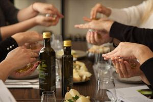 Με ποια τοπικά προϊόντα φορτώνουν οι τουρίστες τις βαλίτσες τους – Παραγγέλνουν λάδι για το σπίτι