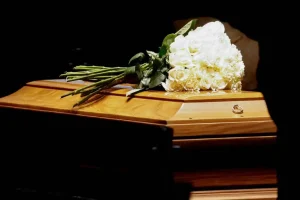 Πατέρας κατέρρευσε και πέθανε στην κηδεία του γιου του