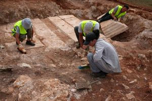 Πρωτοφανής ανακάλυψη στην Αλβανία: Βρέθηκε τάφος του 3ου αιώνα μ.Χ. με επιγραφές στα ελληνικά