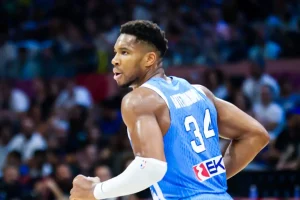 Γιάννης Αντετοκούνμπο: Το σχόλιό του για τις τουρκικές σημαίες στο live του – «Φύγετε από εδώ τώρα»