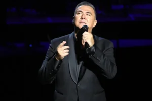 Ο Αντώνης Ρέμος έκλαψε στη σκηνή του Ηρωδείου, τραγουδώντας Μαρινέλλα