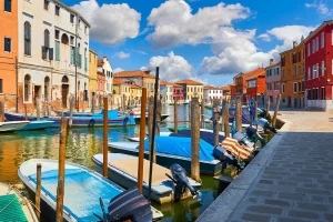 Πρόστιμα σε γονείς 14 παιδιών που έπαιζαν ποδόσφαιρο σε πλατεία της Βενετίας