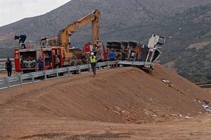 Ηράκλειο: Ντελαπάρισε μπετονιέρα – Εγκλωβίστηκε στο όχημα ο οδηγός