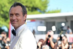 Φεστιβάλ Κινηματογράφου Βενετίας: Δέκα λεπτά χειροκρότημα για τον Βλαντιμίρ Πούτιν του Τζουντ Λο