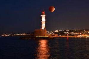 Σαν ψεύτικες… Εντυπωσιακές φωτογραφίες από το “ματωμένο φεγγάρι” στον ουρανό της Κρήτης