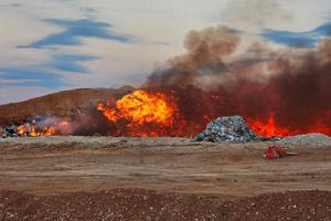 Με επιχωματώσεις σβήνουν τη φωτιά στη ΔΕΔΙΣΑ – Ανησυχία για την ατμοσφαιρική ρύπανση
