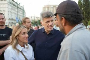 Μποφίλιου και Δεληβοριάς στο πλευρό του Πάνου Ρούτσι στο Σύνταγμα