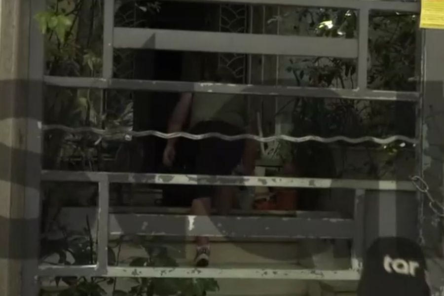 Άνω Πατήσια: Διαρρήκτης «μπούκαρε» σε σπίτι μπροστά σε τηλεοπτικό συνεργείο, δείτε βίντεο