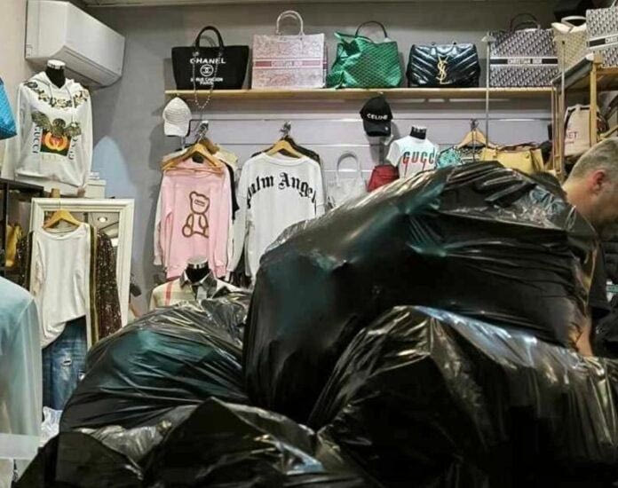 Χερσόνησος: Κατασχέθηκαν πάνω από 10.000 προϊόντα «μαϊμού» σε κατάστημα – Τρεις συλλήψεις