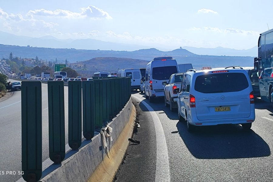Ηράκλειο: Έληξε το μπλόκο των κτηνοτρόφων στο αεροδρόμιο – Ομαλοποιείται σταδιακά η κυκλοφορία